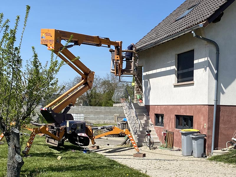 Nacelle pour l'accès au toit et à la gouttière