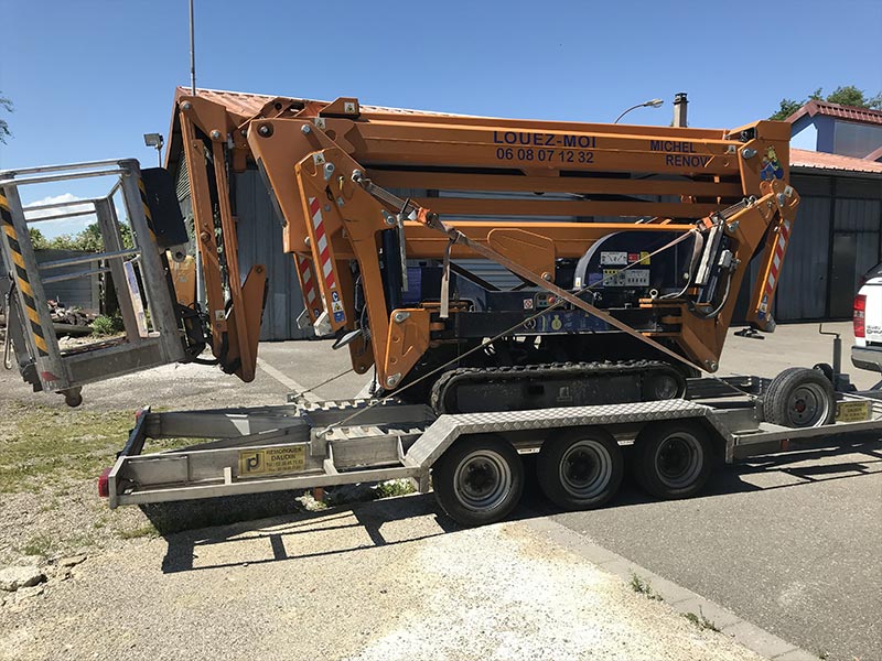 Nacelle repliée et transportée sur une remorque